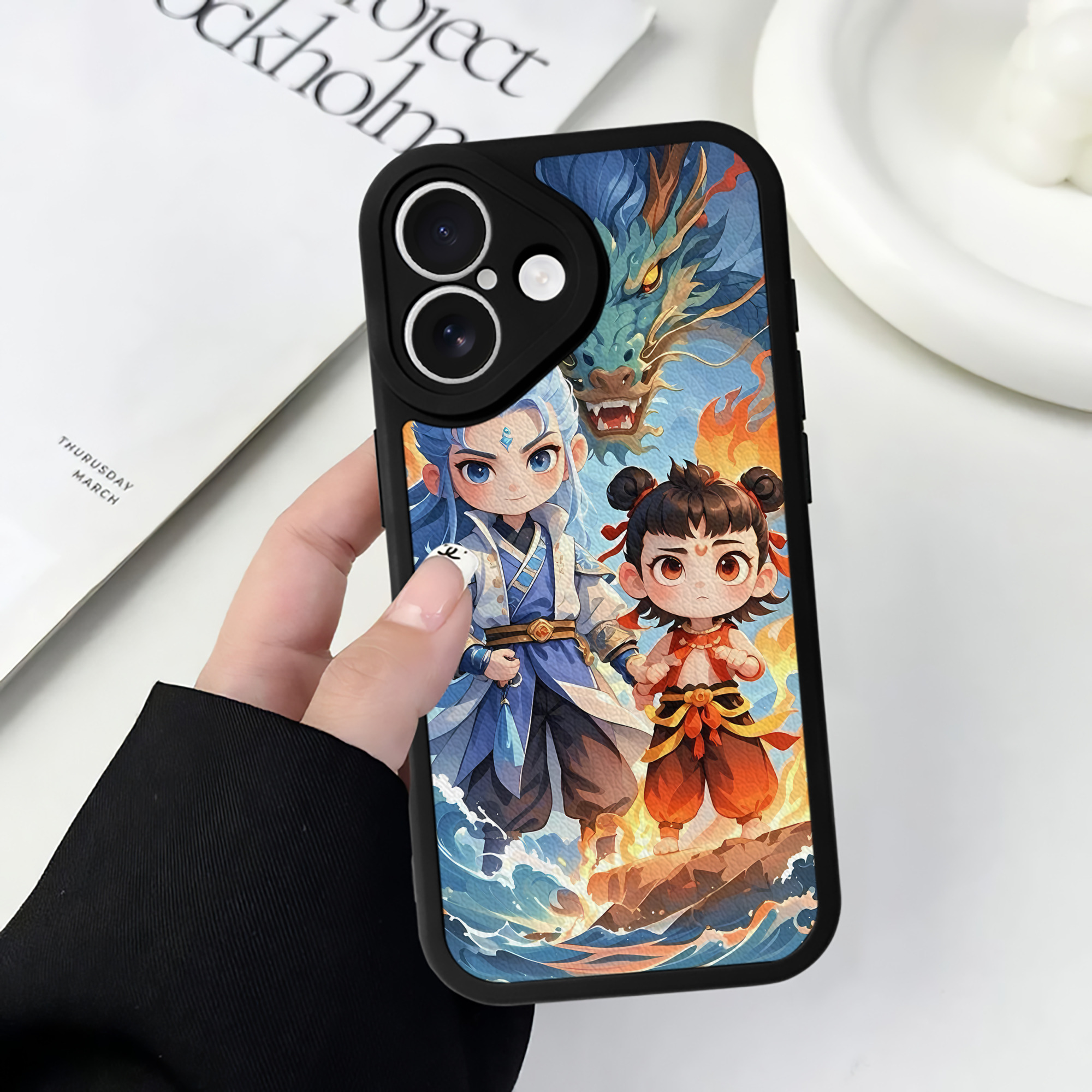 （画像用） Ne Zha 2 ナタ 魔童の大暴れ 【iPhone 16シリーズ対応】シリコンスマホケース（レザー調） 材質：シリコン